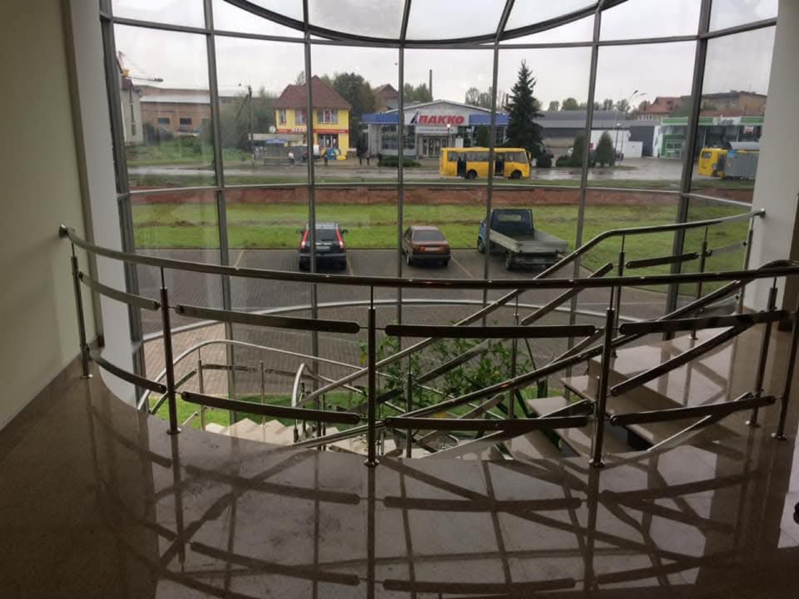 Schody kręcone ze stalową konstrukcją i dębowymi stopniami — realizacja Factory Welding