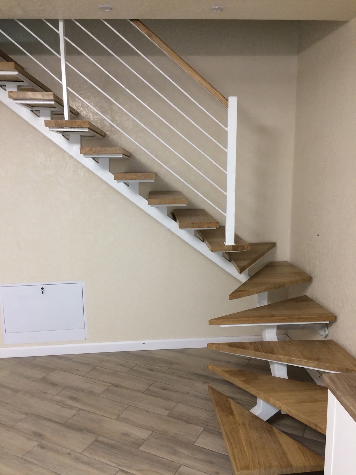 Schody kręcone w stylu loft ze stali jako centralny element wnętrza