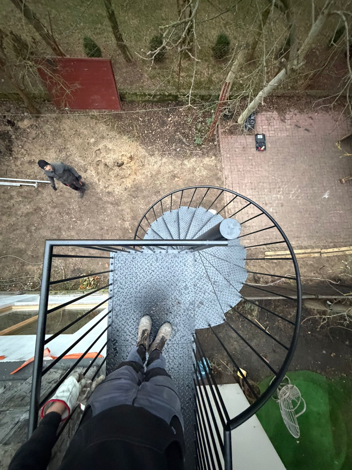 Schody kręcone zewnętrzne w systemie duplex — ocynk pokryty czarną farbą proszkową